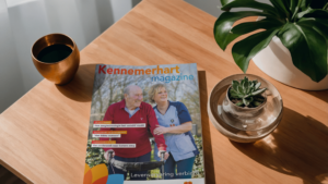 een afbeelding van het nieuwe kennemerhart magazine op tafel